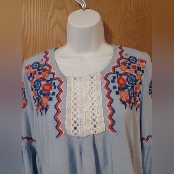 New small floral embroidered lace cutout bell sleeve blouse - Picture 7 of 8